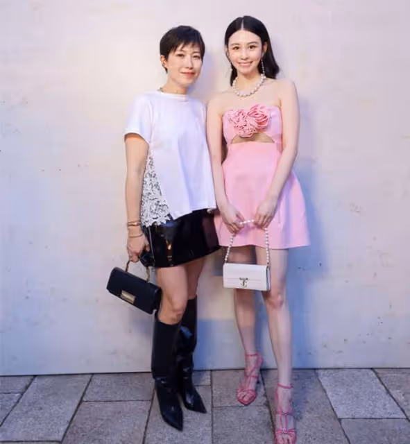 邱淑貞女兒首參加內地時尚活動!穿露腰裝身材好,氣質不輸張梓琳