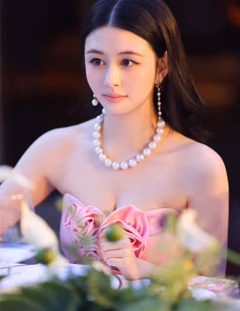 邱淑貞女兒首參加內地時尚活動!穿露腰裝身材好,氣質不輸張梓琳
