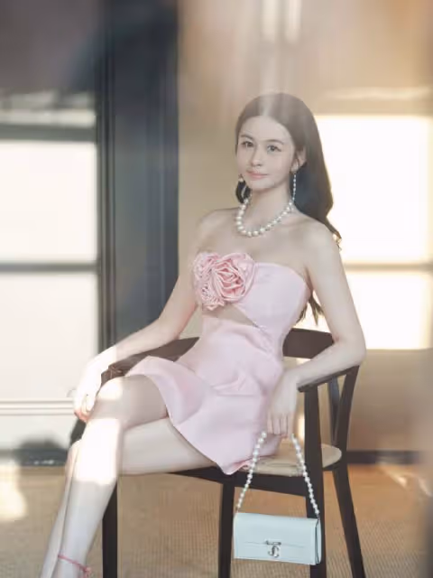 邱淑貞女兒首參加內地時尚活動!穿露腰裝身材好,氣質不輸張梓琳