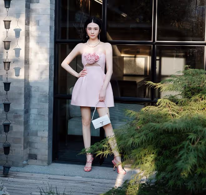 邱淑貞女兒首參加內地時尚活動!穿露腰裝身材好,氣質不輸張梓琳