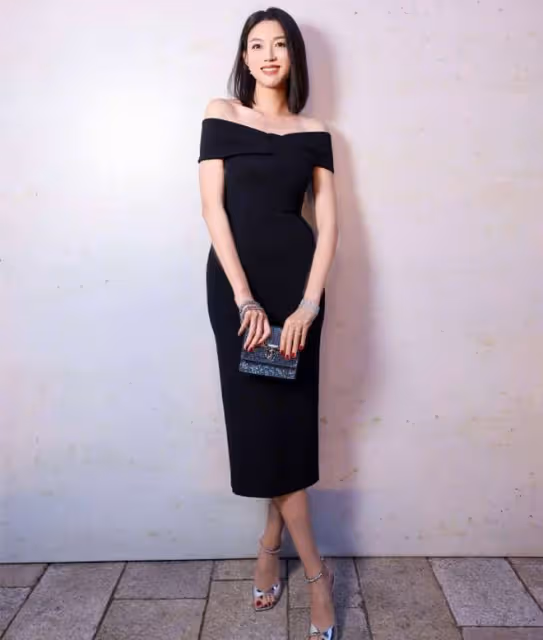邱淑貞女兒首參加內地時尚活動!穿露腰裝身材好,氣質不輸張梓琳