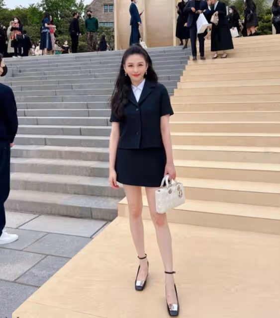 邱淑貞女兒首參加內地時尚活動!穿露腰裝身材好,氣質不輸張梓琳