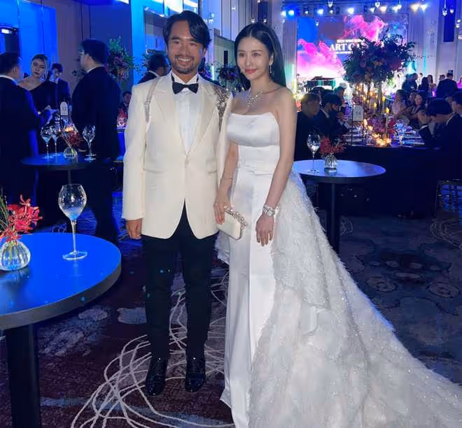 邱淑貞女兒首參加內地時尚活動!穿露腰裝身材好,氣質不輸張梓琳