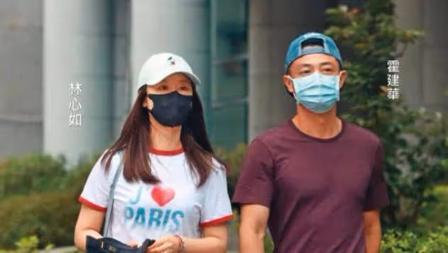霍建華陪林心如參加活動,當攝影師指導拍照,林心如笑個不停
