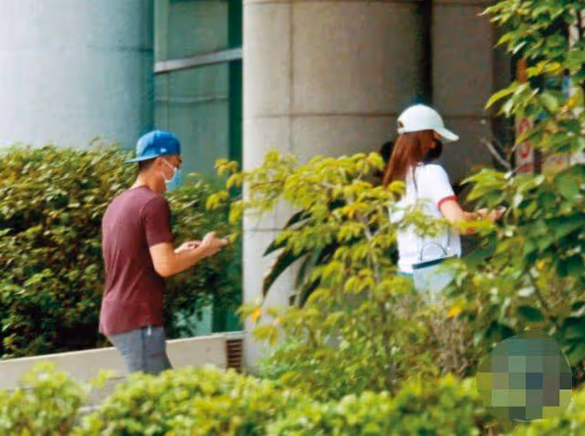 霍建華陪林心如參加活動,當攝影師指導拍照,林心如笑個不停