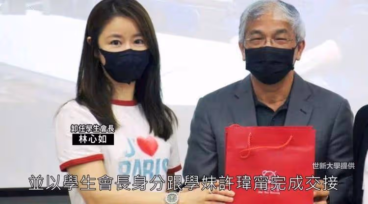 霍建華陪林心如參加活動,當攝影師指導拍照,林心如笑個不停