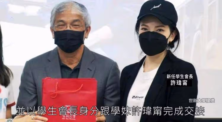 霍建華陪林心如參加活動,當攝影師指導拍照,林心如笑個不停