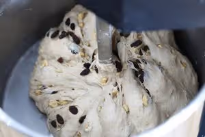 低油低糖，50%全麥核桃提子軟歐~