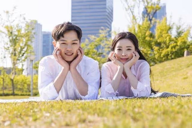 我未婚先孕,婆婆把彩禮從15萬降到0,男友用一張紙,讓她掏20萬