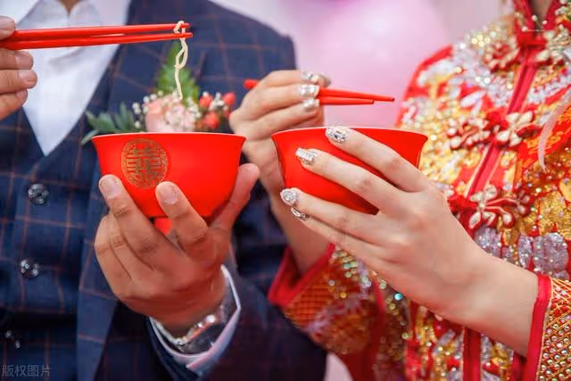 家裡拆遷,小三帶著私生子上門討要拆遷款,原配妻子該不該離婚