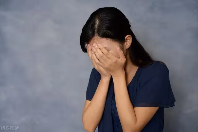 家裡拆遷,小三帶著私生子上門討要拆遷款,原配妻子該不該離婚