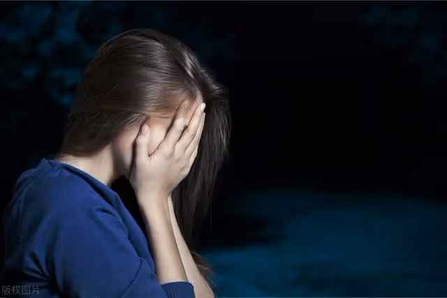 家裡拆遷,小三帶著私生子上門討要拆遷款,原配妻子該不該離婚