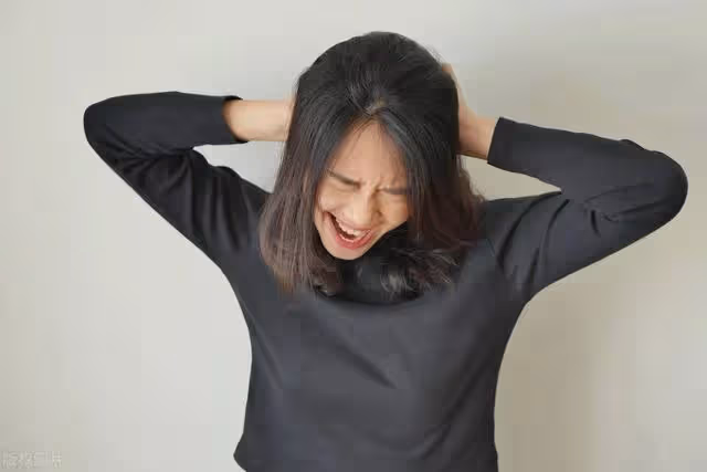 家裡拆遷,小三帶著私生子上門討要拆遷款,原配妻子該不該離婚