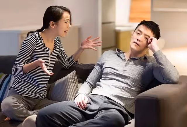 離婚後,我帶著新婚妻子去前妻家炫耀,鄰居:她走了6年了