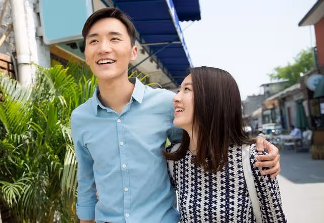 離婚後,我帶著新婚妻子去前妻家炫耀,鄰居:她走了6年了
