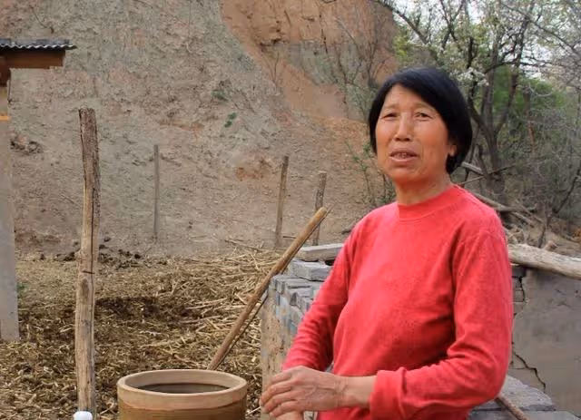 離婚後，我帶著新婚妻子去前妻家炫耀，鄰居：她走了6年了