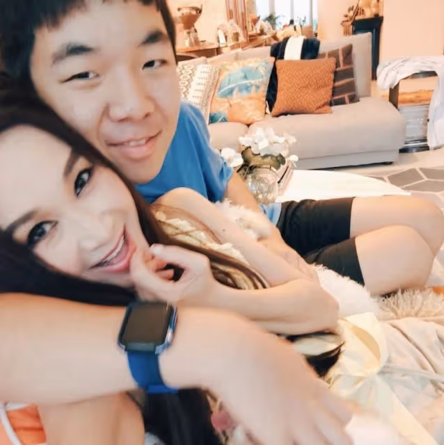 溫碧霞曬與13歲養子合影，貼臉賣萌像戀人，慶祝他從美國放假回家