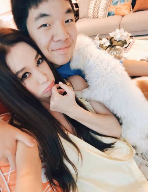 溫碧霞曬與13歲養子合影,貼臉賣萌像戀人,慶祝他從美國放假回家