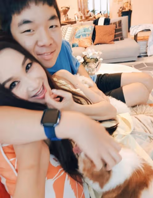 溫碧霞曬與13歲養子合影,貼臉賣萌像戀人,慶祝他從美國放假回家