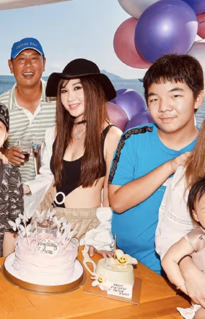 溫碧霞曬與13歲養子合影,貼臉賣萌像戀人,慶祝他從美國放假回家