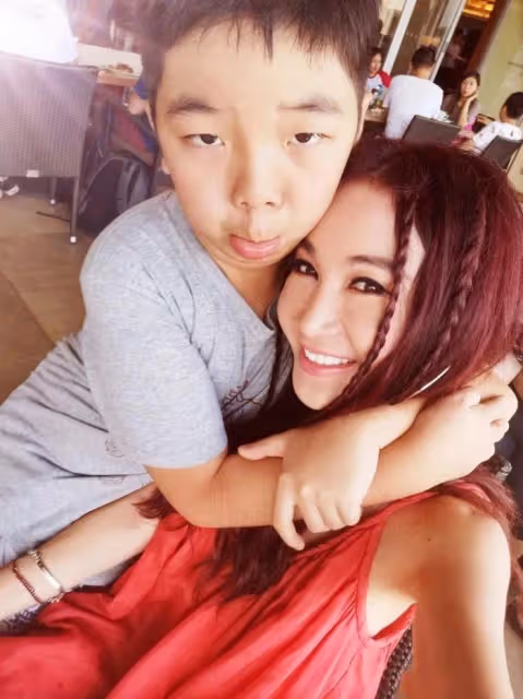 溫碧霞曬與13歲養子合影,貼臉賣萌像戀人,慶祝他從美國放假回家