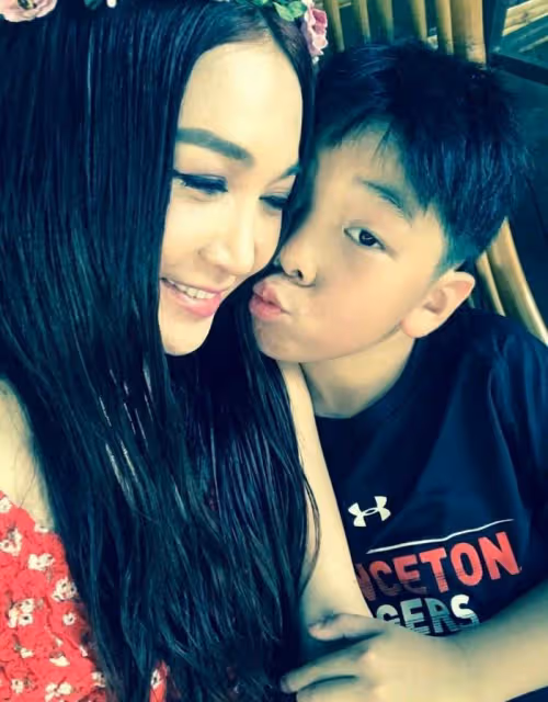 溫碧霞曬與13歲養子合影,貼臉賣萌像戀人,慶祝他從美國放假回家
