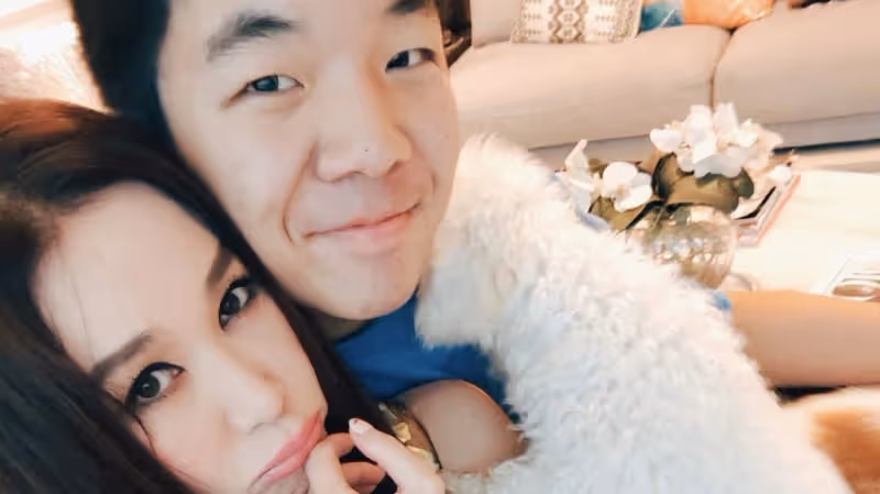 56歲溫碧霞曬與13歲養子合影，貼臉賣萌像戀人，慶祝他從美國放假回家