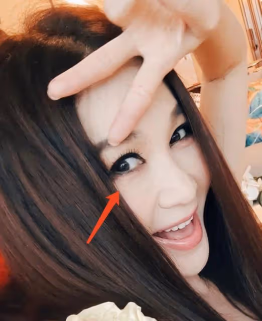 56歲溫碧霞曬與13歲養子合影，貼臉賣萌像戀人，慶祝他從美國放假回家