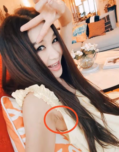 56歲溫碧霞曬與13歲養子合影，貼臉賣萌像戀人，慶祝他從美國放假回家