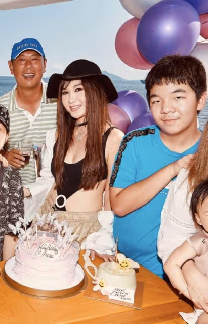 56歲溫碧霞曬與13歲養子合影,貼臉賣萌像戀人,慶祝他從美國放假回家