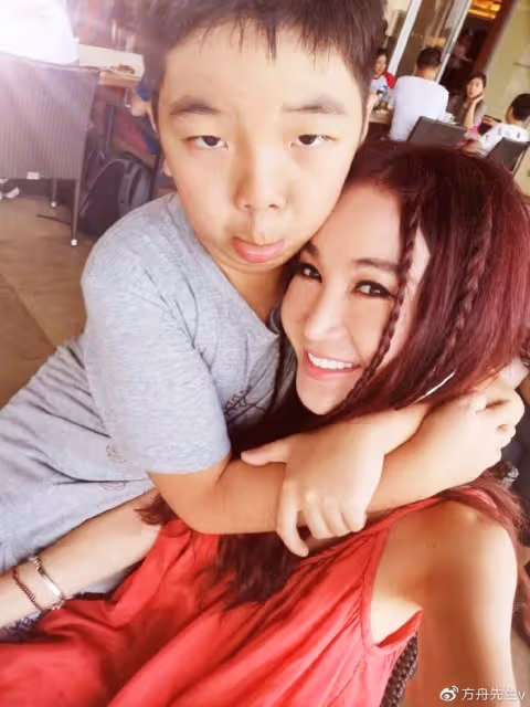 56歲溫碧霞曬與13歲養子合影,貼臉賣萌像戀人,慶祝他從美國放假回家