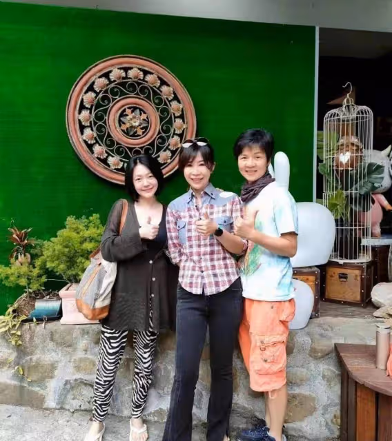 小S與老公出遊,用「上簡下繁」穿出精緻感,但褲子有點略顯老氣