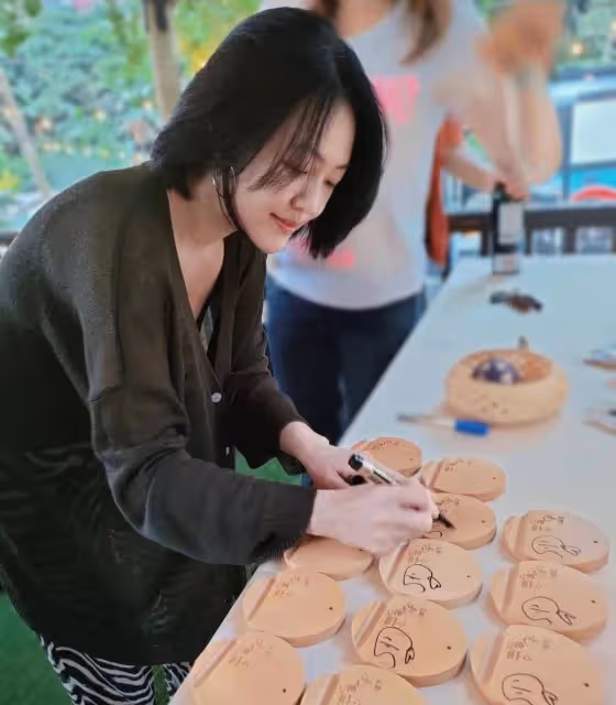 小S與老公出遊,用「上簡下繁」穿出精緻感,但褲子有點略顯老氣