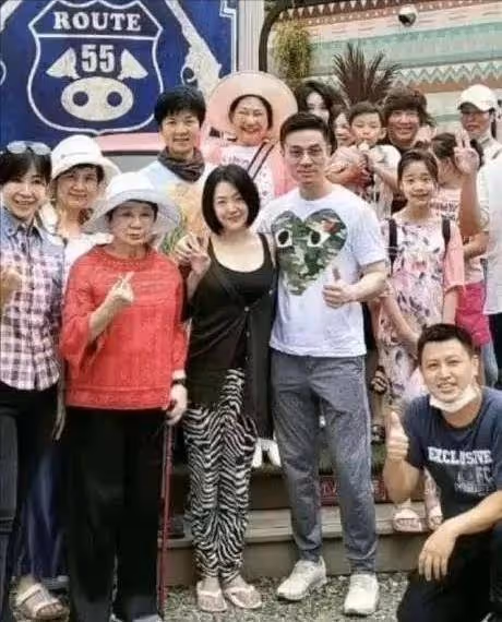 小S與老公出遊,用「上簡下繁」穿出精緻感,但褲子有點略顯老氣