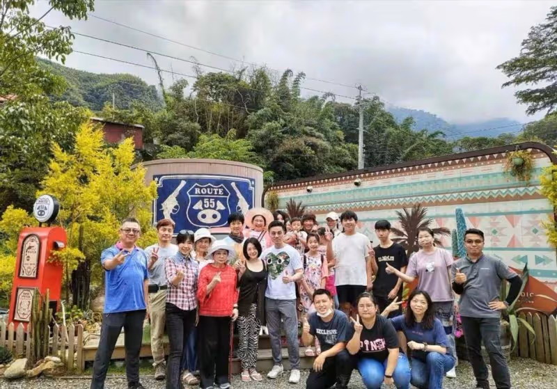 小S與老公出遊,用「上簡下繁」穿出精緻感,但褲子有點略顯老氣