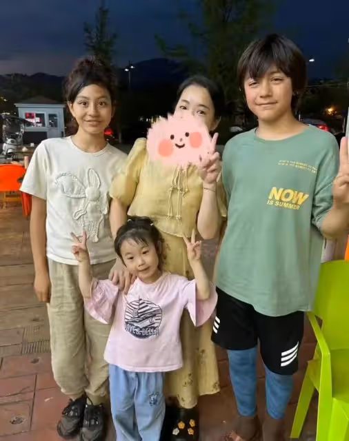 劉燁法國老婆近照滄桑變化大!逛菜場與老狼玩樂隊,兒女似印度人