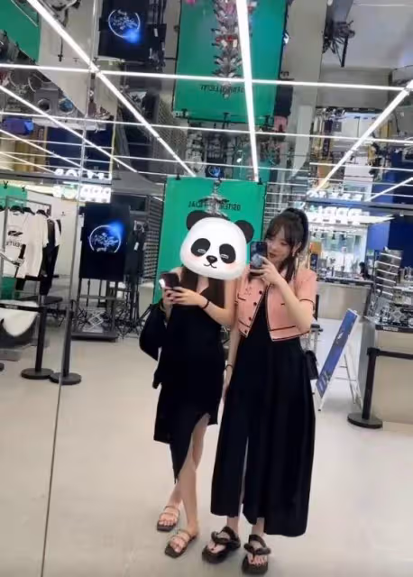 高曉松前妻參加向佐兒子周歲宴！郭碧婷驚艷似向太，一家6口同框