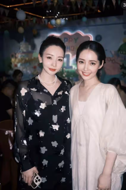高曉松前妻參加向佐兒子周歲宴！郭碧婷驚艷似向太，一家6口同框