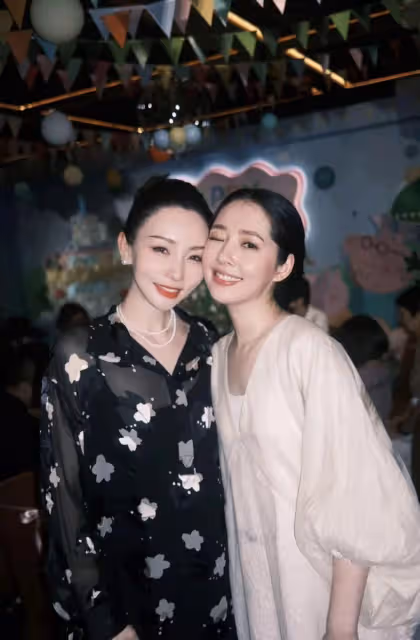 高曉松前妻參加向佐兒子周歲宴！郭碧婷驚艷似向太，一家6口同框