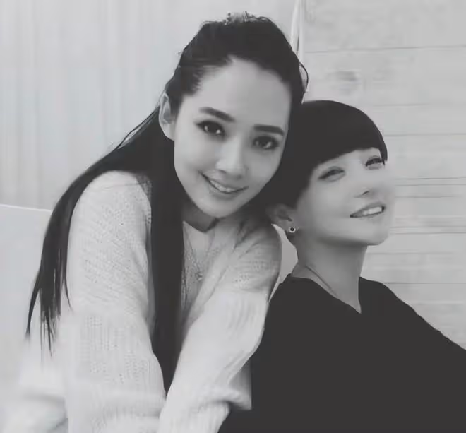 高曉松前妻參加向佐兒子周歲宴！郭碧婷驚艷似向太，一家6口同框