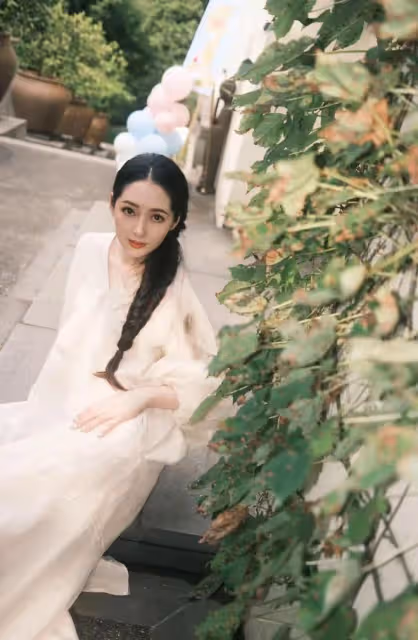 高曉松前妻參加向佐兒子周歲宴!郭碧婷驚艷似向太,一家6口同框