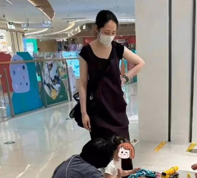 高曉松前妻參加向佐兒子周歲宴!郭碧婷驚艷似向太,一家6口同框