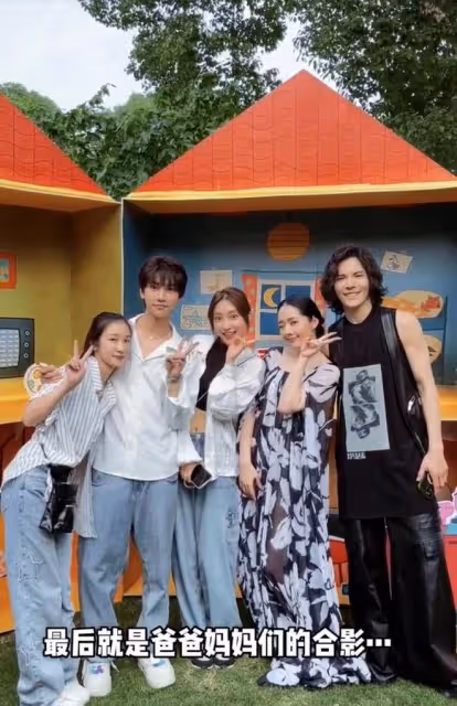 高曉松前妻參加向佐兒子周歲宴!郭碧婷驚艷似向太,一家6口同框