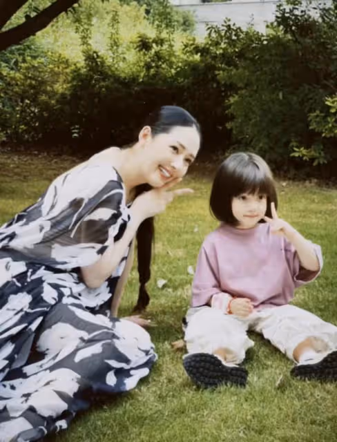 高曉松前妻參加向佐兒子周歲宴!郭碧婷驚艷似向太,一家6口同框