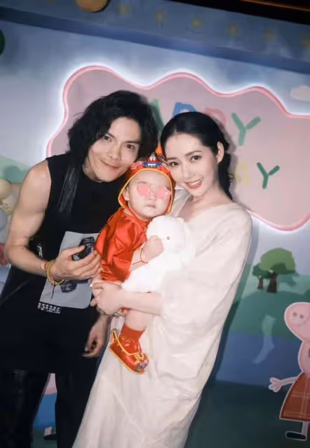 高曉松前妻參加向佐兒子周歲宴!郭碧婷驚艷似向太,一家6口同框