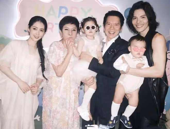 高曉松前妻參加向佐兒子周歲宴!郭碧婷驚艷似向太,一家6口同框