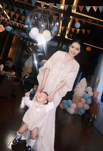 高曉松前妻參加向佐兒子周歲宴!郭碧婷驚艷似向太,一家6口同框