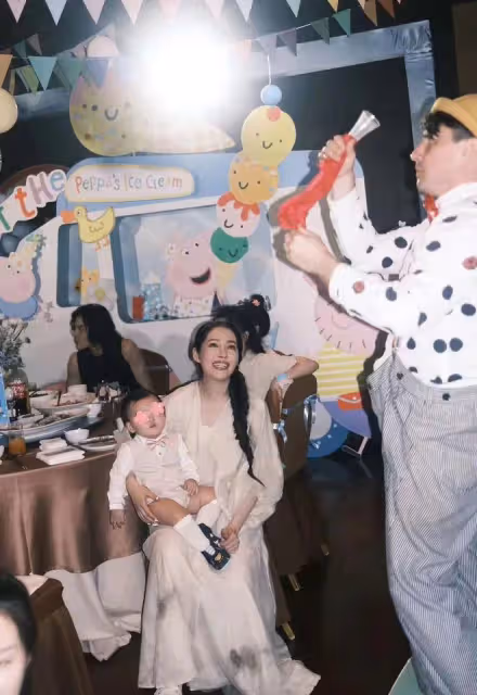 高曉松前妻參加向佐兒子周歲宴!郭碧婷驚艷似向太,一家6口同框