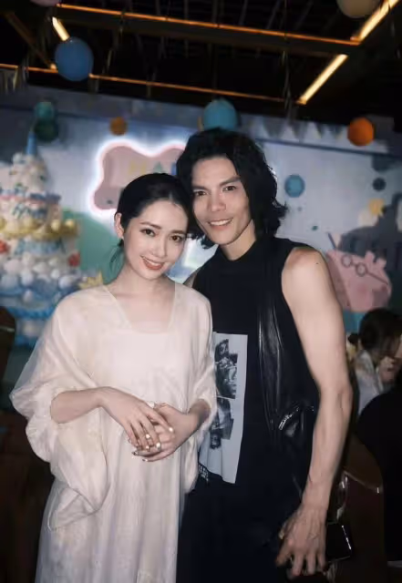 高曉松前妻參加向佐兒子周歲宴!郭碧婷驚艷似向太,一家6口同框