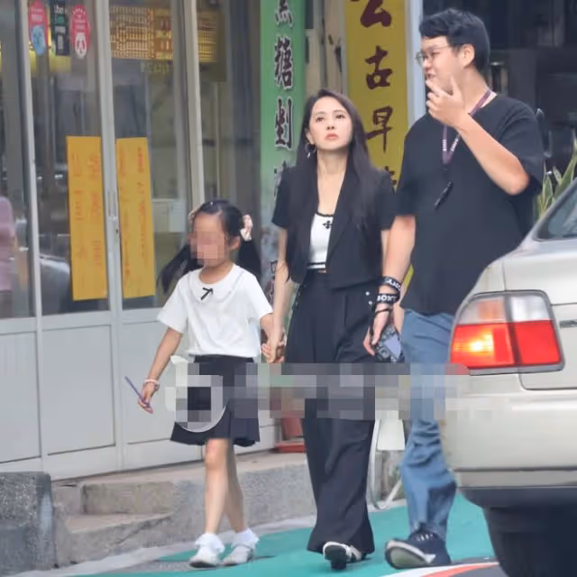 伊能靜回娘家露小蠻腰，與男攝影帶女兒出遊，乘計程車吃簡陋小店